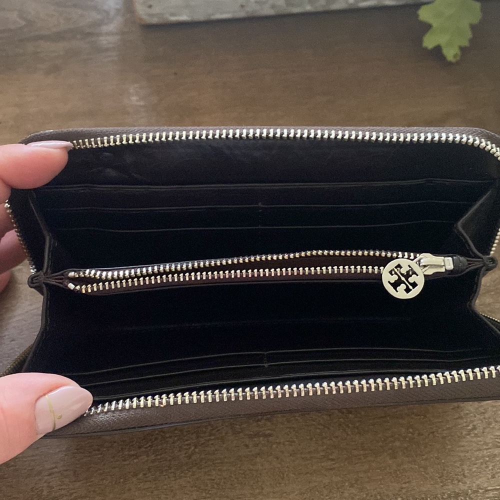 Tory Burch zip around wallet - Picture 3 of 3